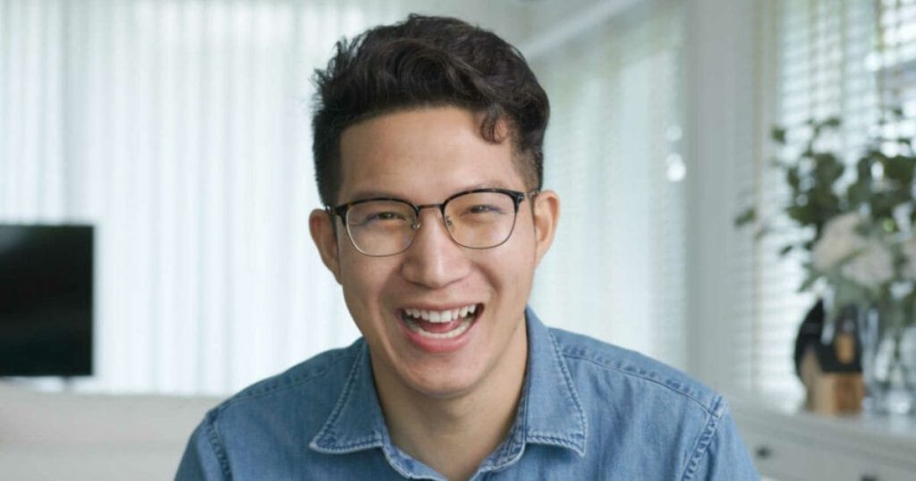 Kính gọng là lựa chọn tiết kiệm và dễ dùng nhất