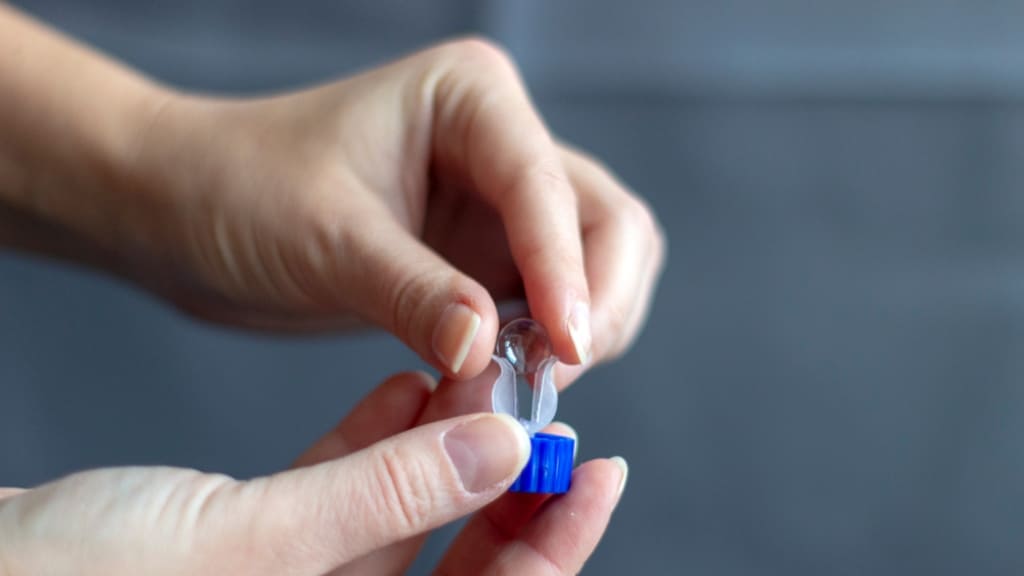 Lens cần được ngâm trong hộp riêng, thay dung dịch mới mỗi ngày