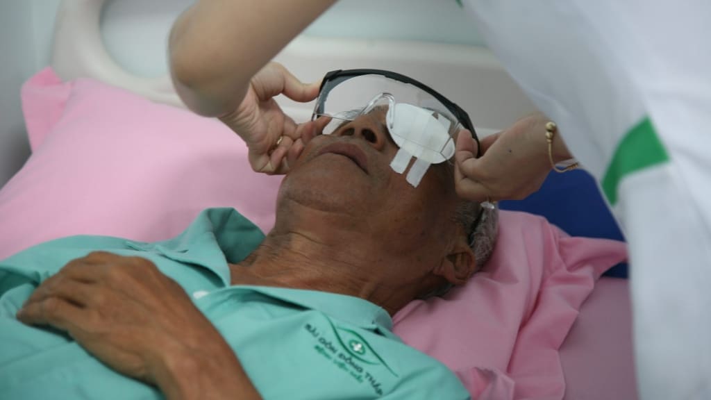 Mắt có thể bị sưng đỏ và hơi đau trong 1-2 tuần sau mổ