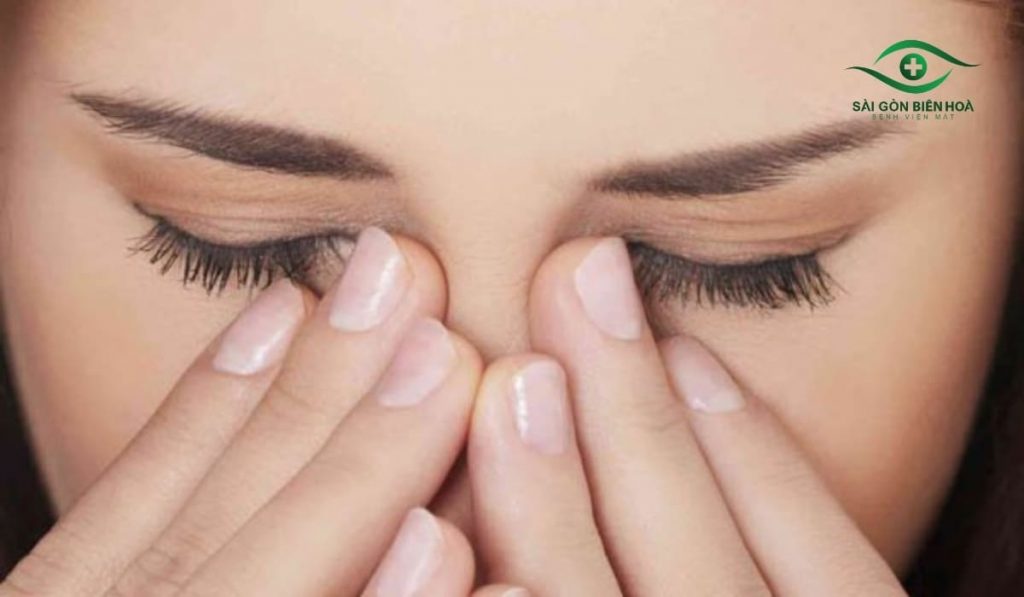 Mắt không tập trung gây mờ, nhòe, do tật khúc xạ, bệnh lý mắt hoặc mỏi mắt từ sinh hoạt