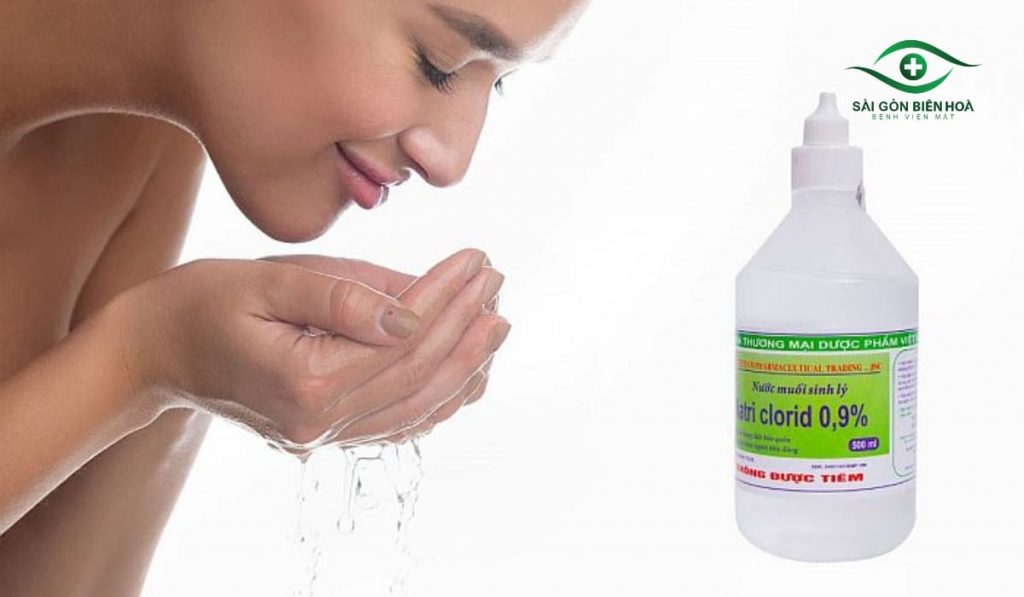 Mắt nhìn thấy màu vàng, nên rửa mắt sạch và khám chuyên khoa để bảo vệ thị lực