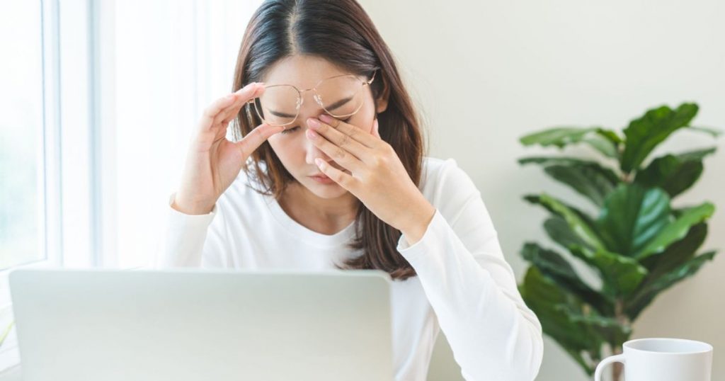 Một số người cảm thấy mỏi mắt và đau đầu khi đeo kính lâu ngày