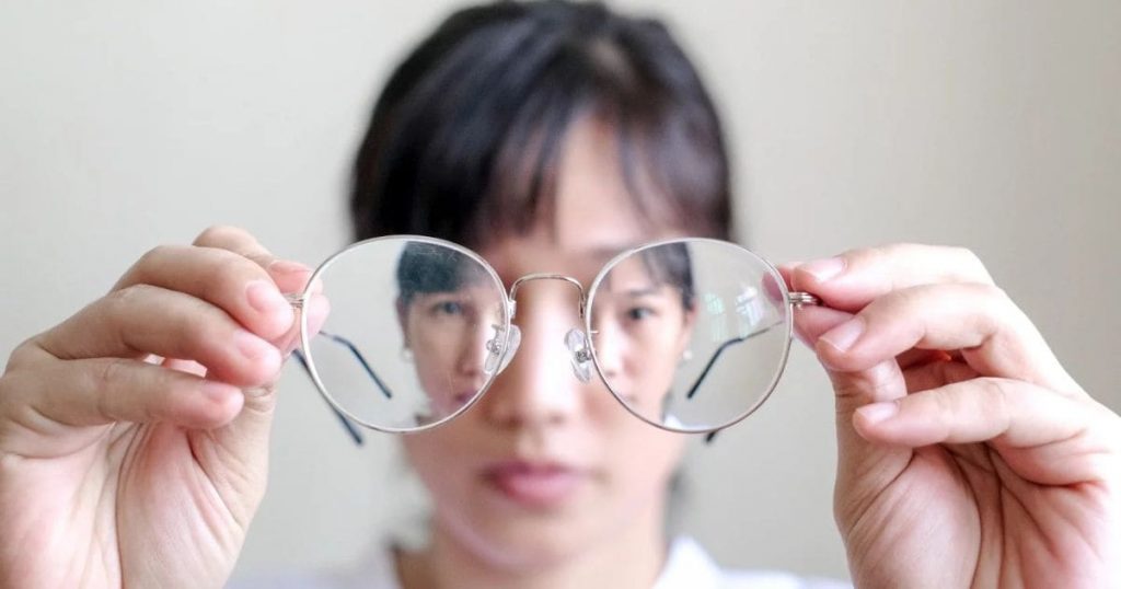 Một số người gặp phải tình trạng nhìn vật bị cong khi thay kính mới