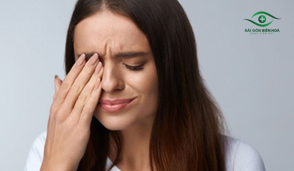 Nên chớp mắt thường xuyên giúp giảm khô rát và khó chịu