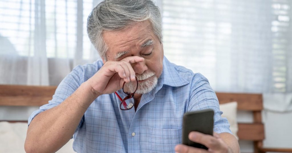 Nên đảm bảo khoảng cách an toàn với thiết bị và hạn chế sử dụng để tránh ánh sáng xanh