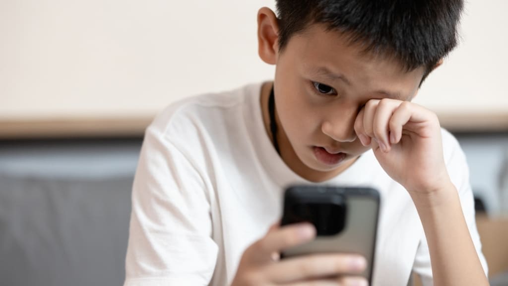 Nên ngừng đeo kính áp tròng nếu thấy mắt đỏ, sưng hoặc đau rát