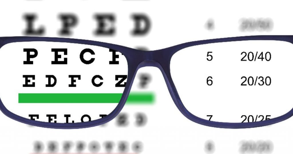 Nên thay kính khi độ cận thay đổi rõ rệt hoặc kính hiện tại khiến mắt mỏi, nhìn mờ, đau đầu