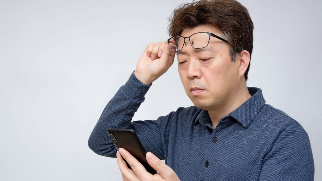 Nếu bị cận nhẹ và nhìn rõ điện thoại ở khoảng cách bình thường thì không phải đeo kính