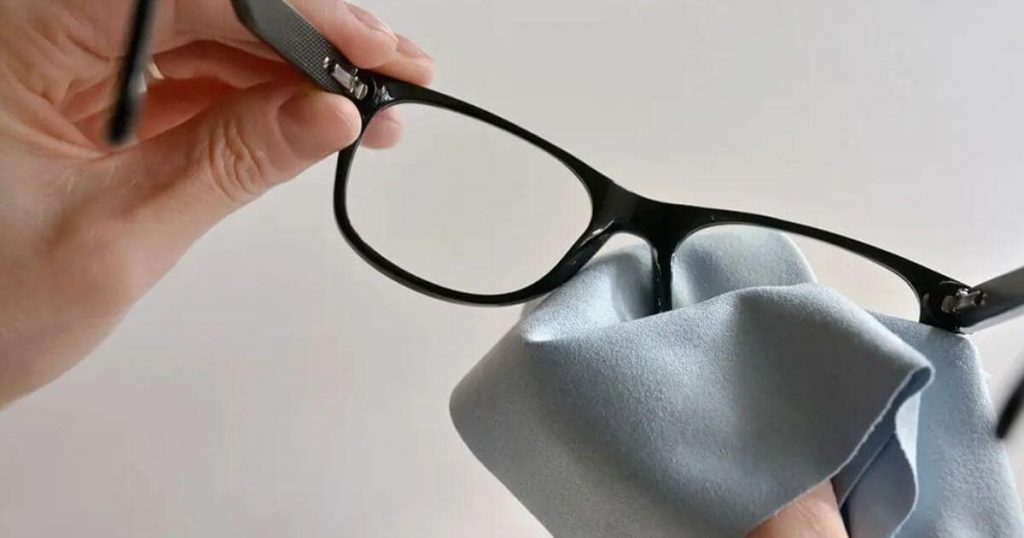 Nếu không vệ sinh kính thường xuyên, bạn sẽ có cảm giác nhìn mờ