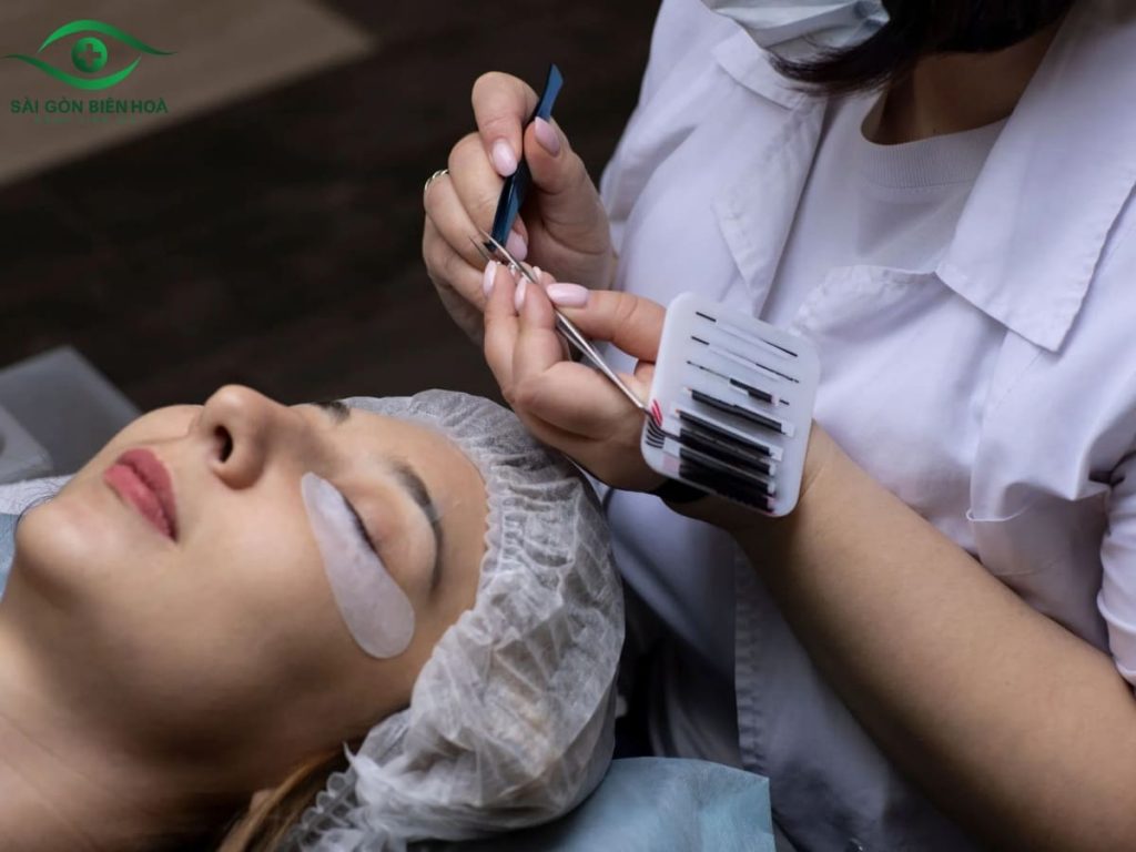 Người bị cận hoàn toàn có thể học nối mi