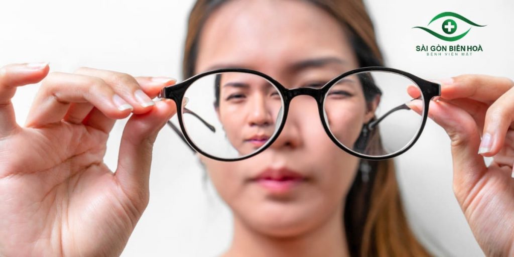 Người bị cận không đeo kính có thể bị nhược thị