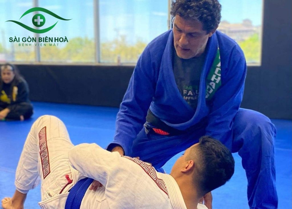 Người bị cận sẽ dễ dàng thực hiện các động tác siết và khống chế của nhu thuật Brazil