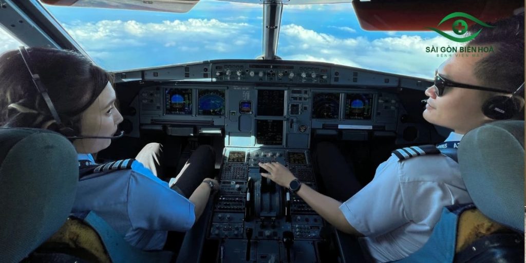 Người bị cận thị có thể thi tuyển phi công dân sự