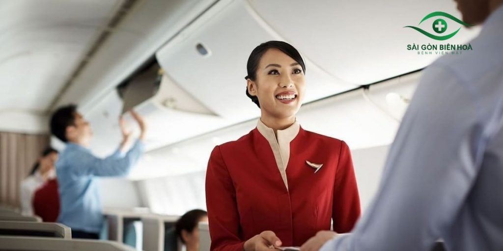 Người bị cận thị dưới 3 độ vẫn có thể làm tiếp viên hàng không