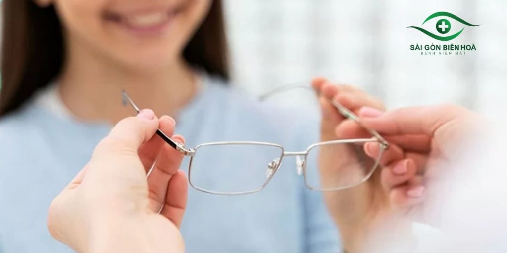 Người bị cận từ 0.75 độ trở lên nên bắt đầu đeo kính