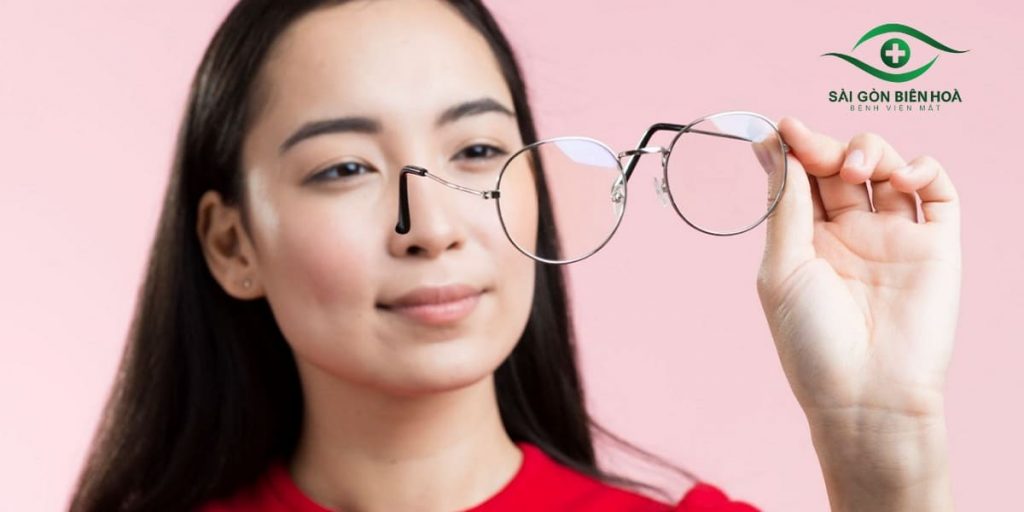 Người cận thị 1.5 độ không cần phải đeo kính thường xuyên