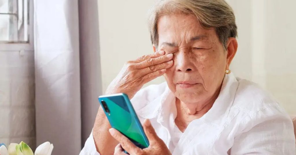 Người cao tuổi bị suy giảm thị lực nghiêm trọng sẽ được cân nhắc phẫu thuật thay thuỷ tinh thể