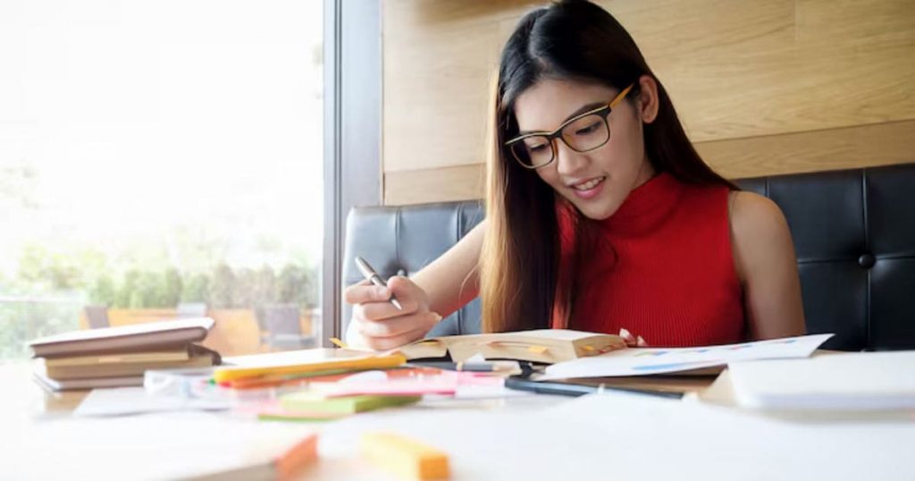 Người lớn nên đeo kính cận khi làm việc, học tập để nhìn rõ hơn