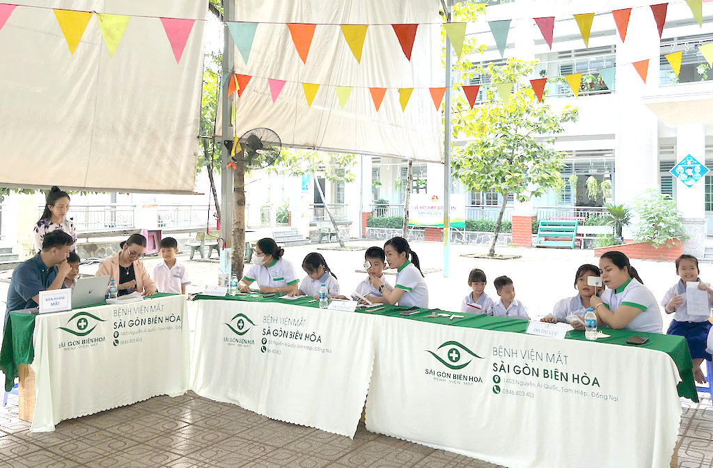 Bệnh viện Mắt Sài Gòn Biên Hòa tiếp tục phối hợp với Bệnh viện Nhi Đồng Đồng Nai lan tỏa chương trình “Chung tay vì sức khỏe học đường” đến Trường Tiểu học Nguyễn Thái Học