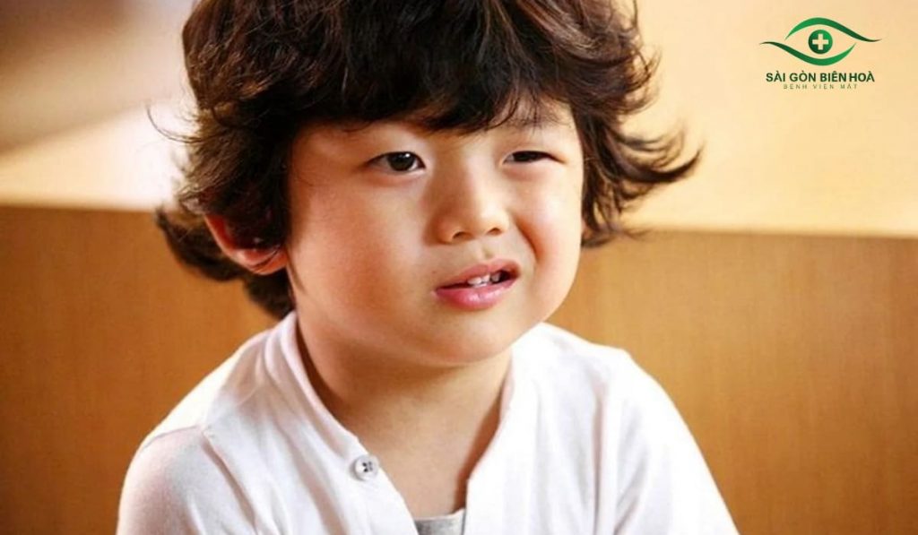 Nháy mắt bình thường: sơ sinh ~2 lần/phút, thiếu niên ~14-17 lần/phút