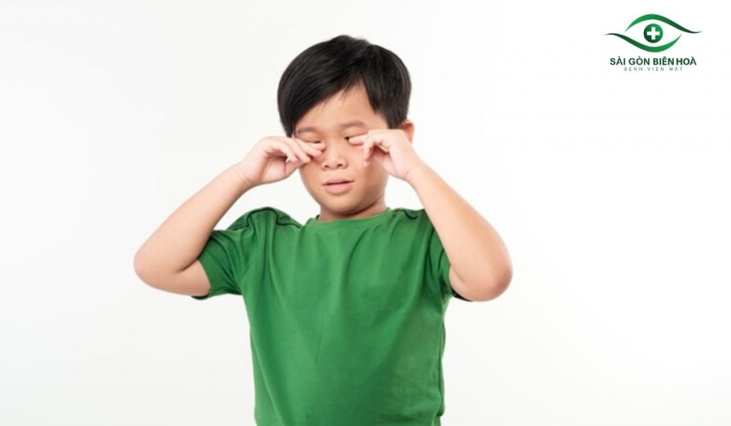 Nháy mắt ở trẻ thường tự hết, nhưng nếu kéo dài, cần tìm nguyên nhân: từ dị vật, viêm kết mạc, khô mắt, tật khúc xạ đến căng thẳng
