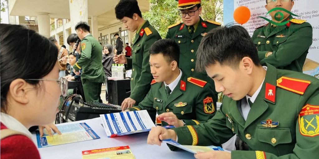 Nhóm ngành quân sự đặc biệt cho thí sinh cận