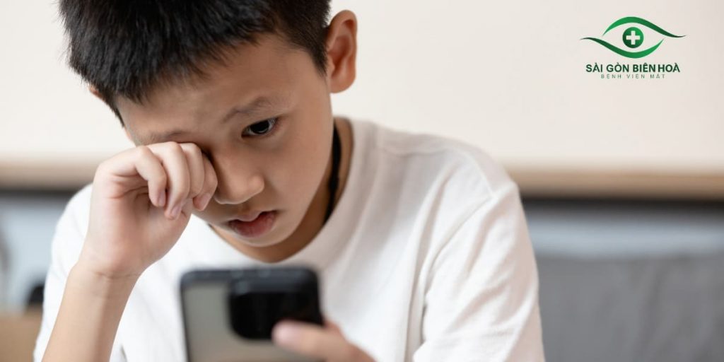 Trẻ bị cận không đeo kính có thể khiến mắt nhức mỏi, căng tức và tăng độ cận