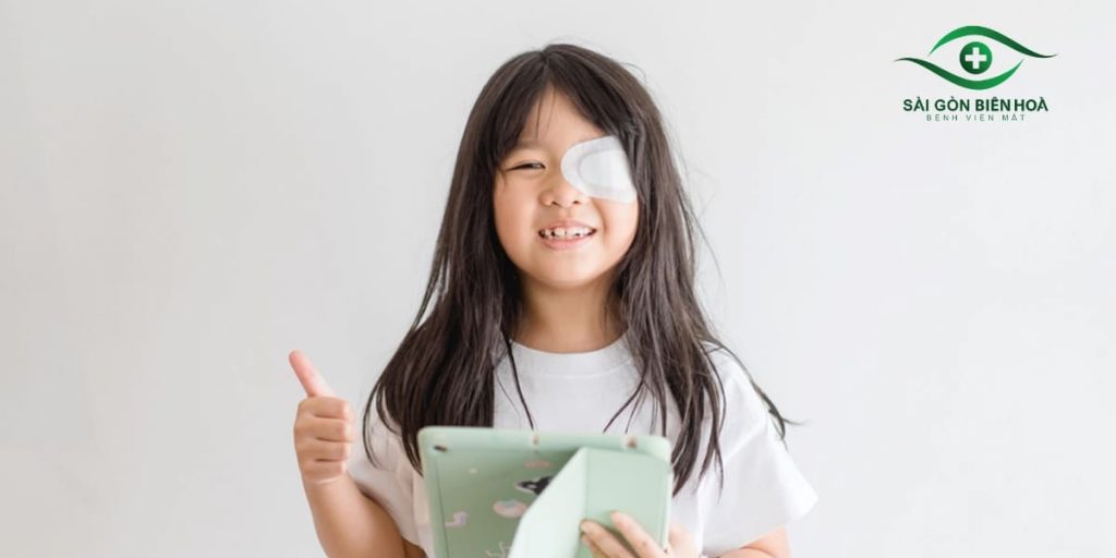 Trẻ có thể bị nhược thị nếu bị cận mà không đeo kính