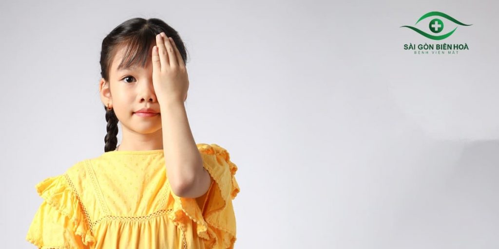 Trẻ hay dùng tay che một mắt khi nhìn có thể là dấu hiệu gợi ý nhược thị