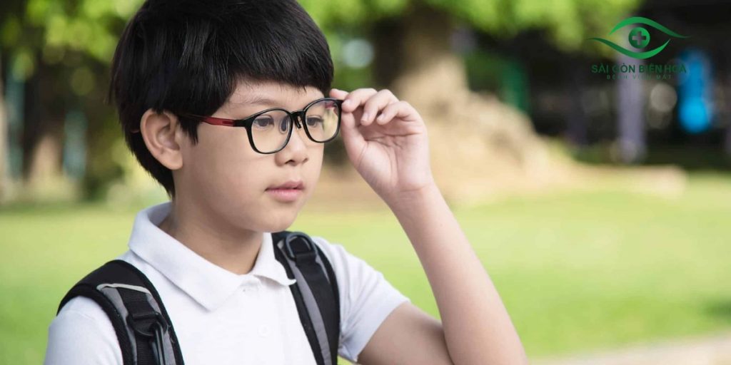 Tròng kính Essilor Stellest là lựa chọn phù hợp cho trẻ bị cận thị 0.5 độ