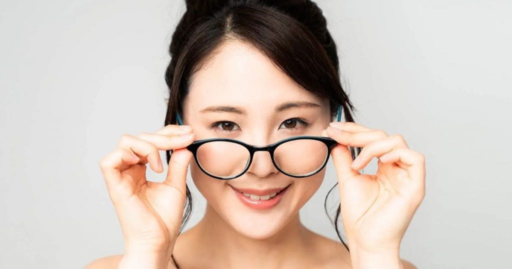 Trong thời gian đầu đeo kính mới, bạn có thể thấy hơi nhức mỏi mắt