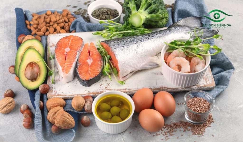 Vitamin A, E và Omega-3 từ rau củ, cá giúp mắt khỏe và duy trì độ ẩm tự nhiên