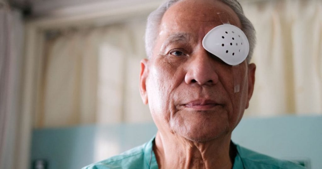 Bạn nên đeo miếng che mắt đúng theo hướng dẫn của bác sĩ