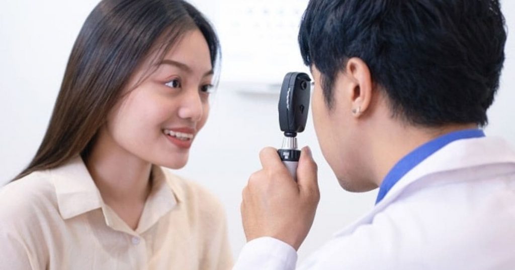 Bệnh chỉ được phát hiện khi bác sĩ soi đáy mắt cho bệnh nhân