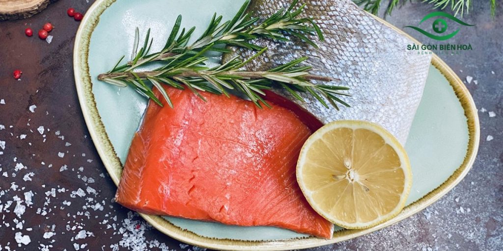 Cá hồi giàu Omega 3 tốt cho quá trình hồi phục sau khi cắt mộng mắt