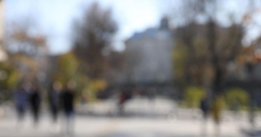 Cảm giác như có lớp màng che trước mắt là triệu chứng khá phổ biến