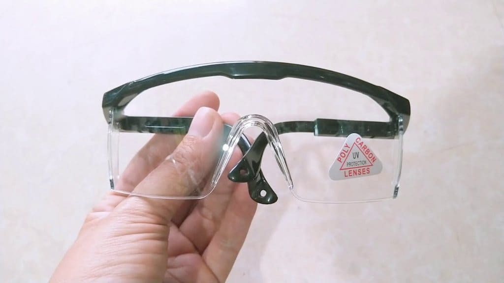 Cần đeo kính bảo hộ khi ra ngoài để bảo vệ mắt an toàn hơn