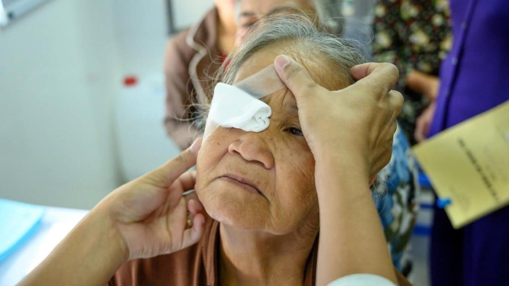 Chấn thương mắt có thể gây ra chớp sáng và ruồi bay do kích thích hoặc tổn thương võng mạc