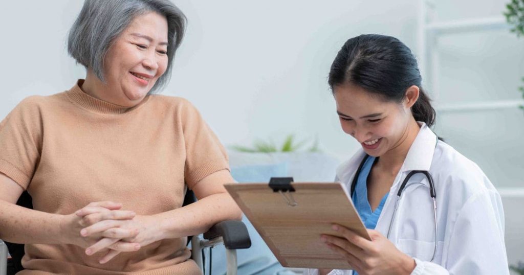 Hãy dành thời gian thăm khám mắt sau mổ