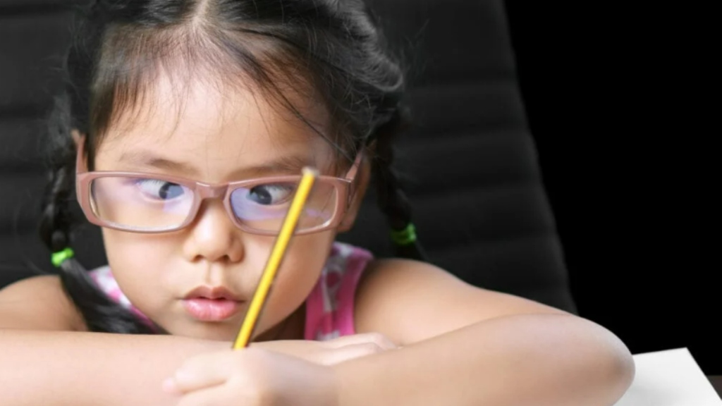 Mắt lác có thể khiến bé mỏi mắt, giảm tập trung khi học