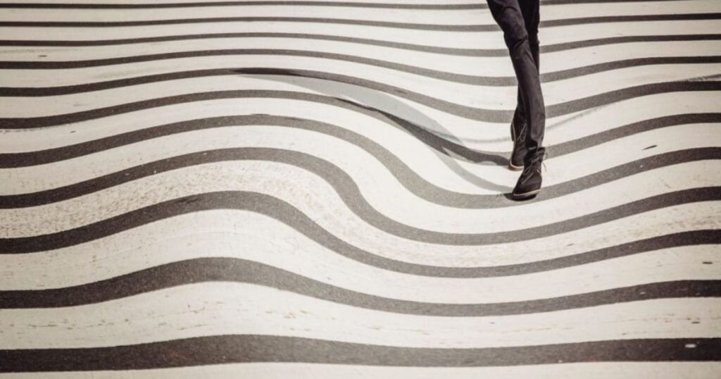 Một trong số các biểu hiện điển hình của AMD là nhìn đường thẳng thành đường cong