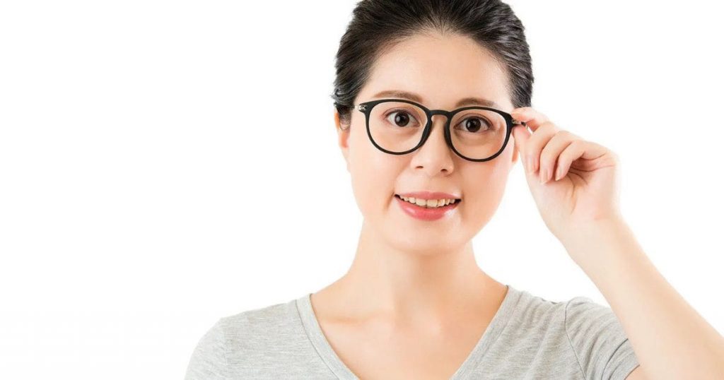 Nếu nguyên nhân gây mờ mắt là tật khúc xạ, bệnh nhân nên đeo kính gọng