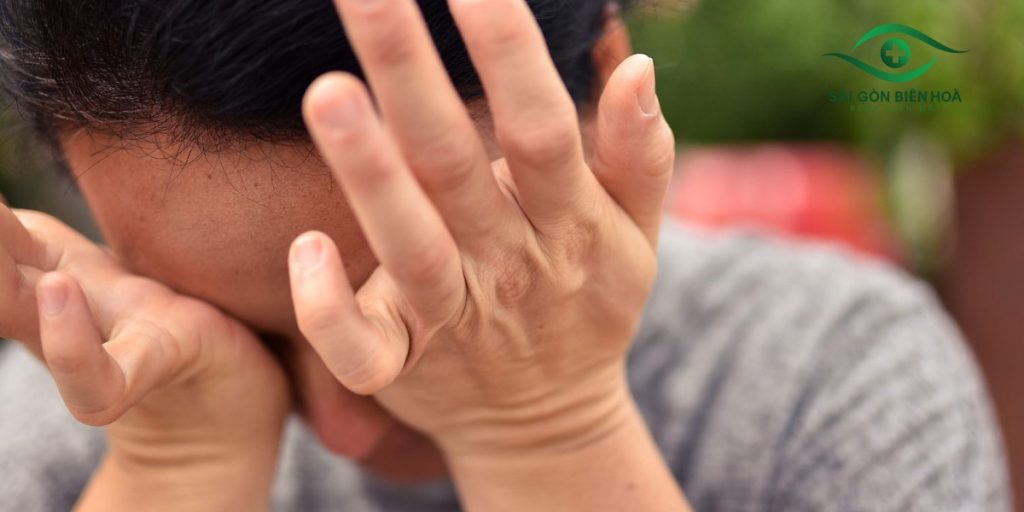 Người bệnh cần tránh dụi mắt sau khi mổ mộng mắt