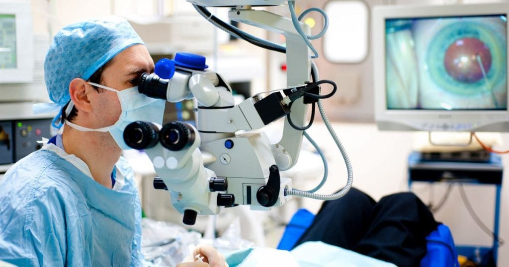 Người bệnh sẽ mất khoảng ít nhất 4 tuần để ổn định thị lực sau mổ