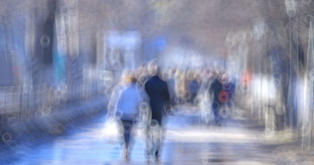 Nhìn mờ là một trong số các triệu chứng của bệnh