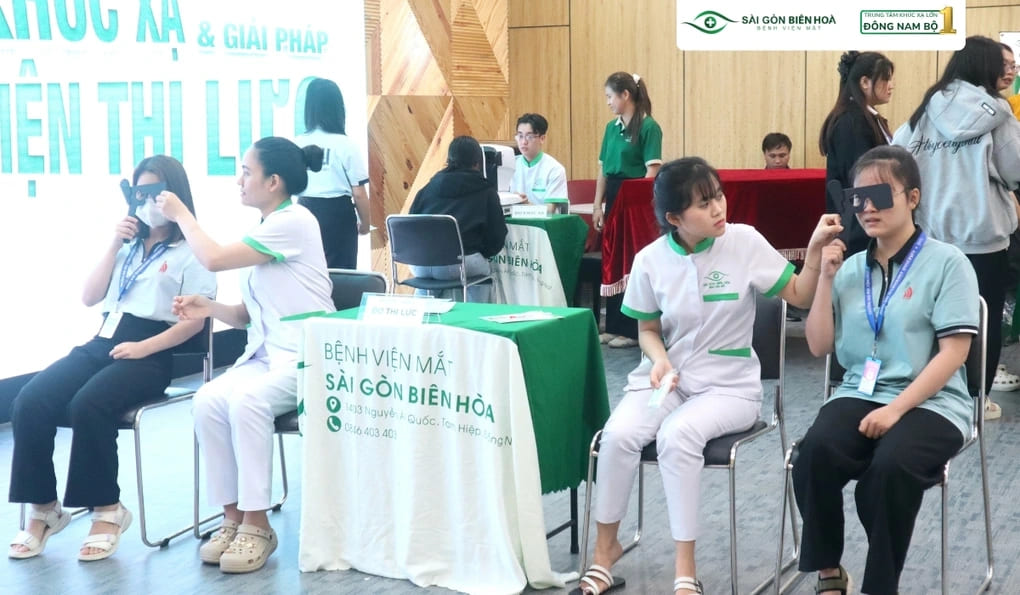 Sinh viên được đo thị lực và tư vấn mắt miễn phí