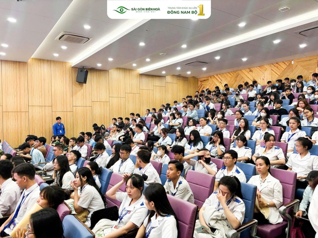 Toàn cảnh hội thảo tật khúc xạ và giải pháp cải thiện thị lực tại Trường Đại học Công Nghệ Đồng Nai, sinh viên tham dự đông đảo