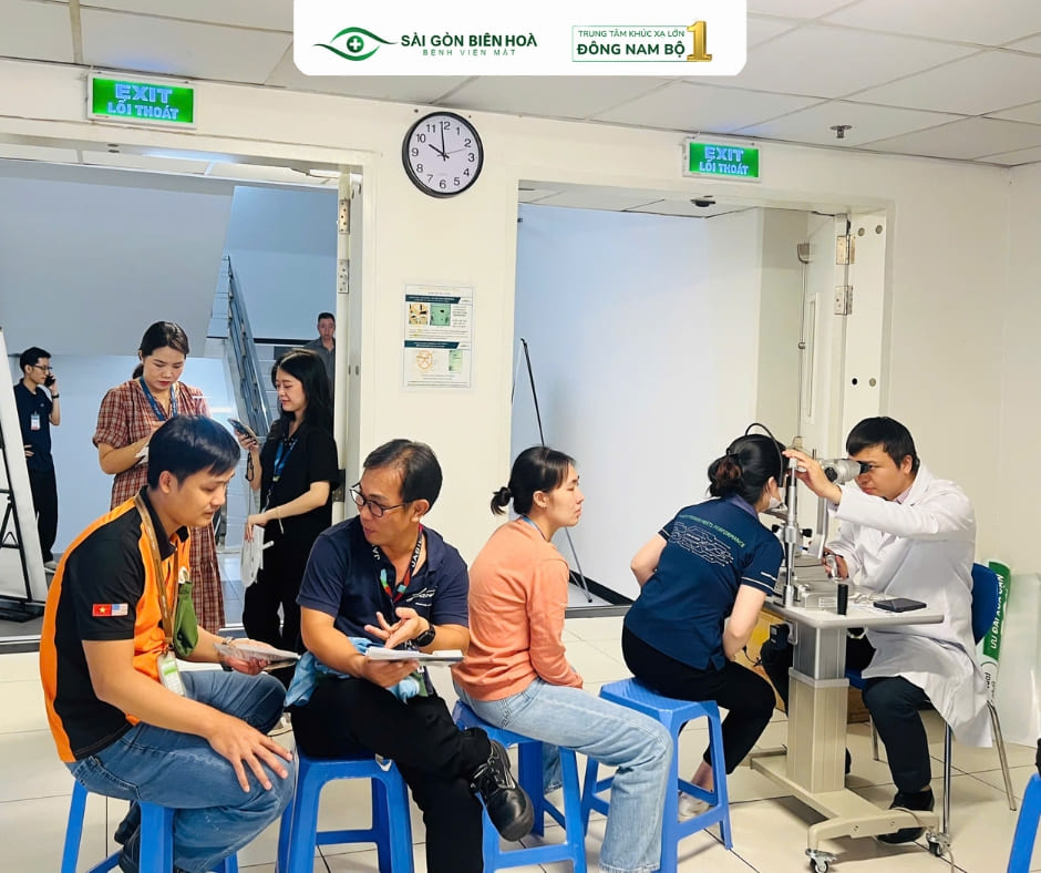 Bác sĩ thăm khám và tư vấn trực tiếp tình trạng thị lực cho cán bộ nhân viên Jabil
