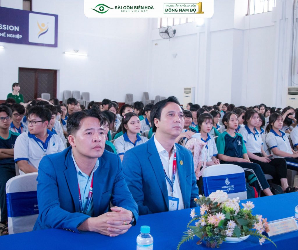 Ban Giám hiệu Trường Cao đẳng Công nghệ Sonadezi tham dự hội thảo chăm sóc thị lực