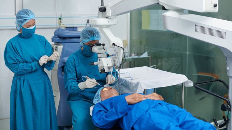 Biến chứng võng mạc tiểu đường có thể được điều trị bằng tiêm nội nhãn hoặc laser để bảo vệ thị lực